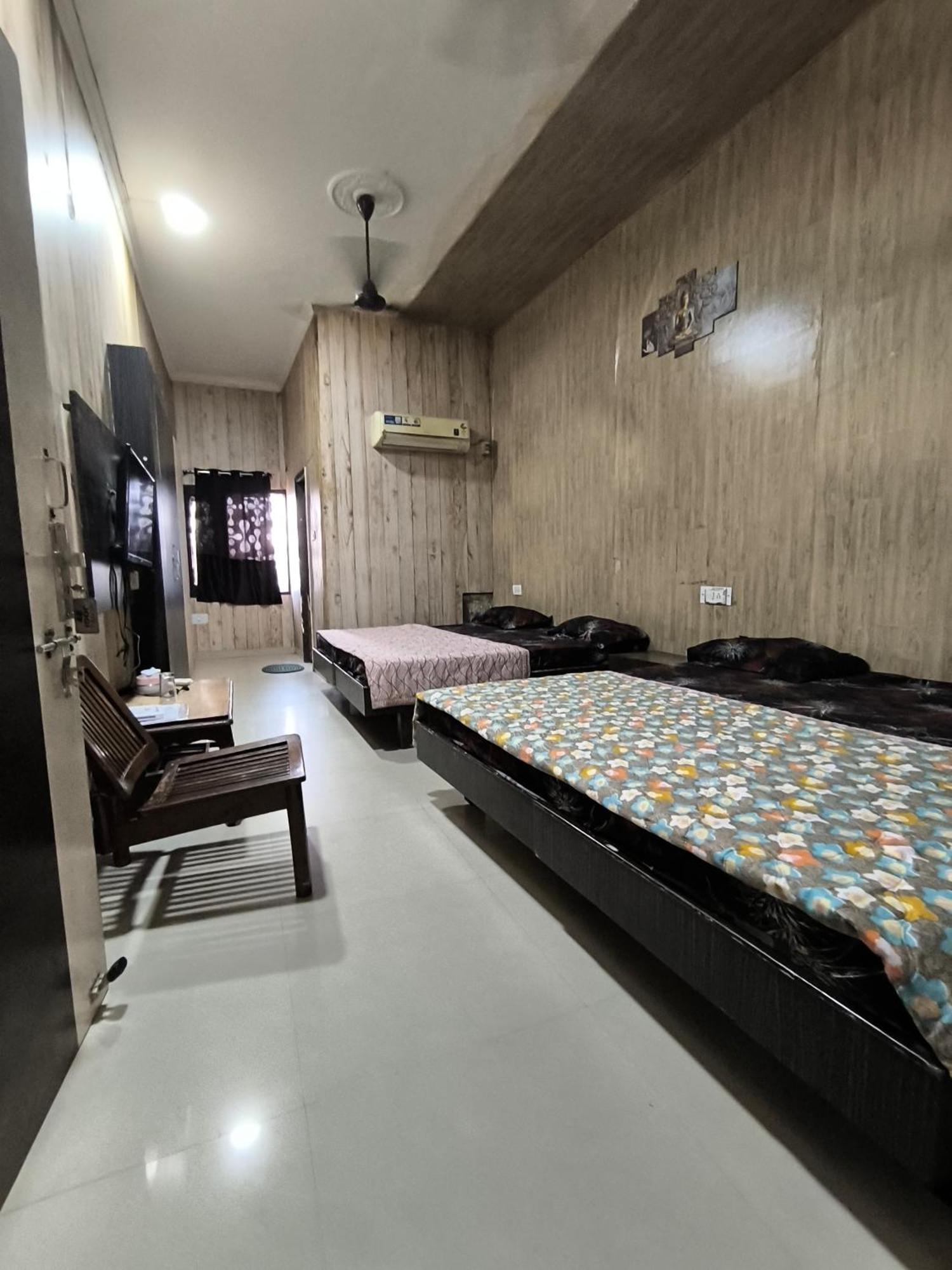 Hotel Jogi Guest House Welcome All Families, Friends, Groups, Couples, Singles Fully Airconditioner, Attach Washrooms, Lift, Wifi, 24 Hours Room Service, Power Backup Amritsar Habitación foto